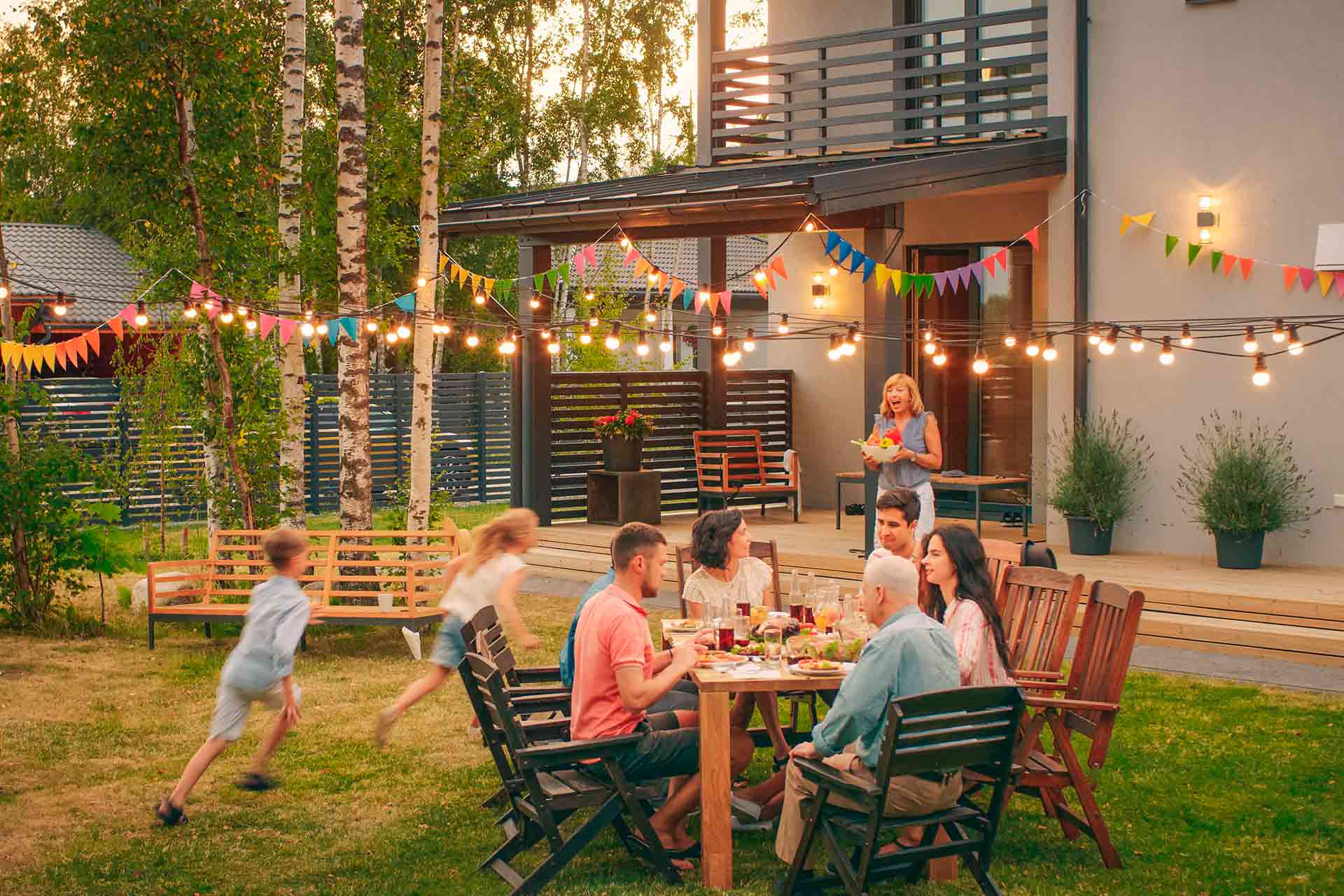 Щаслива сім'я з дозволом на проживання вечеряє