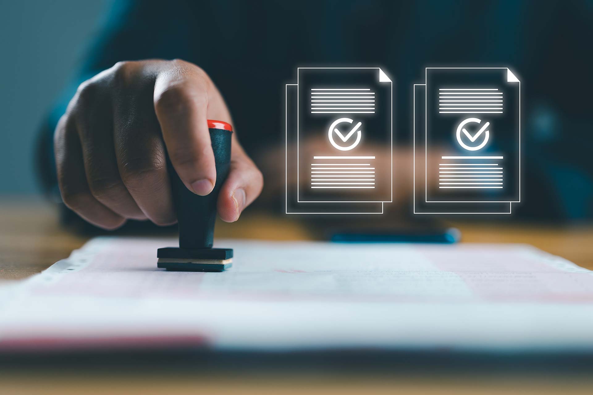 Людині затверджують посвідку на проживання Латвії