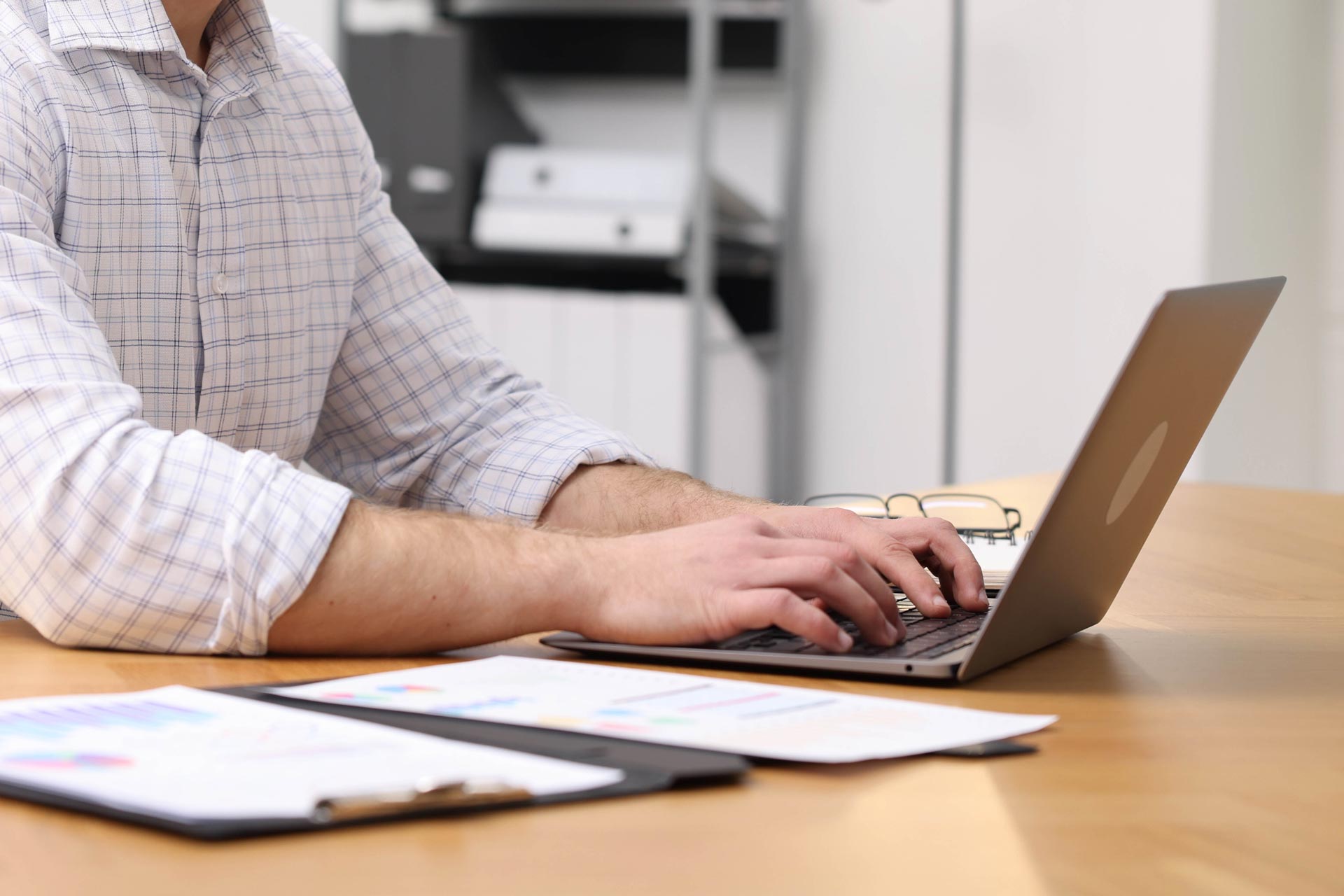 Чоловік оформив дозвіл на проживання в Чорногорії на підставі працевлаштування в країні