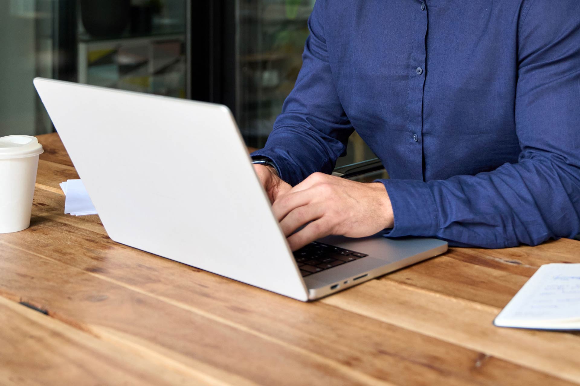 Чоловік отримав дозвіл на проживання в Нідерландах через працевлаштування в країні