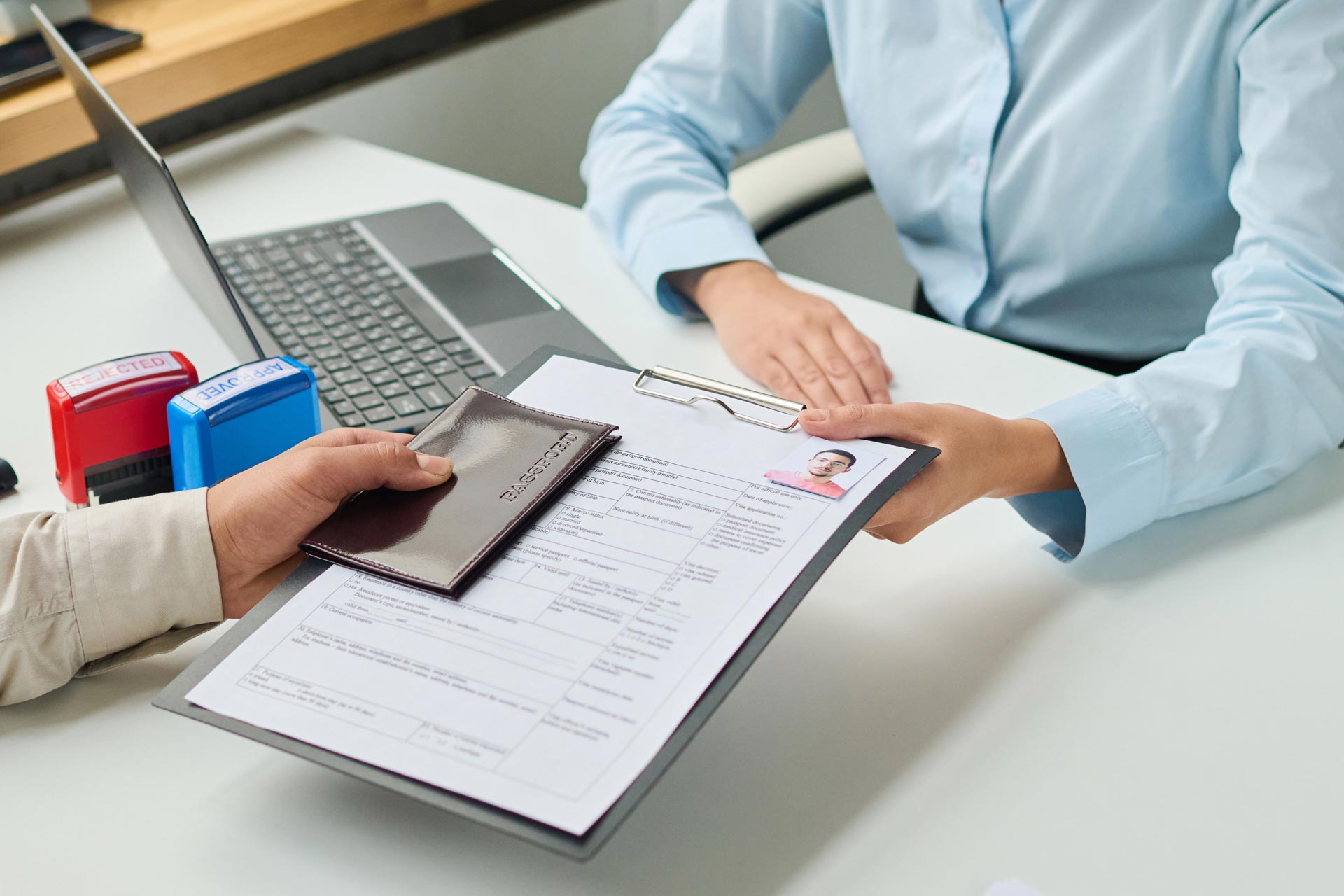 Чоловік подає документи для оформлення дозволу на проживання в Італії