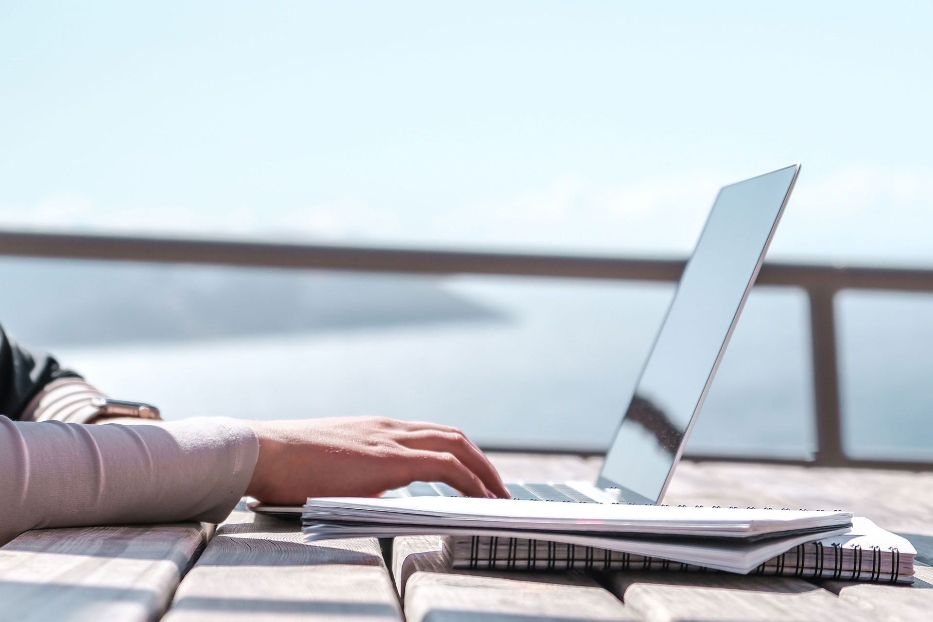 Дівчина оформила посвідку на проживання на Кіпру для дистанційної роботи в країні