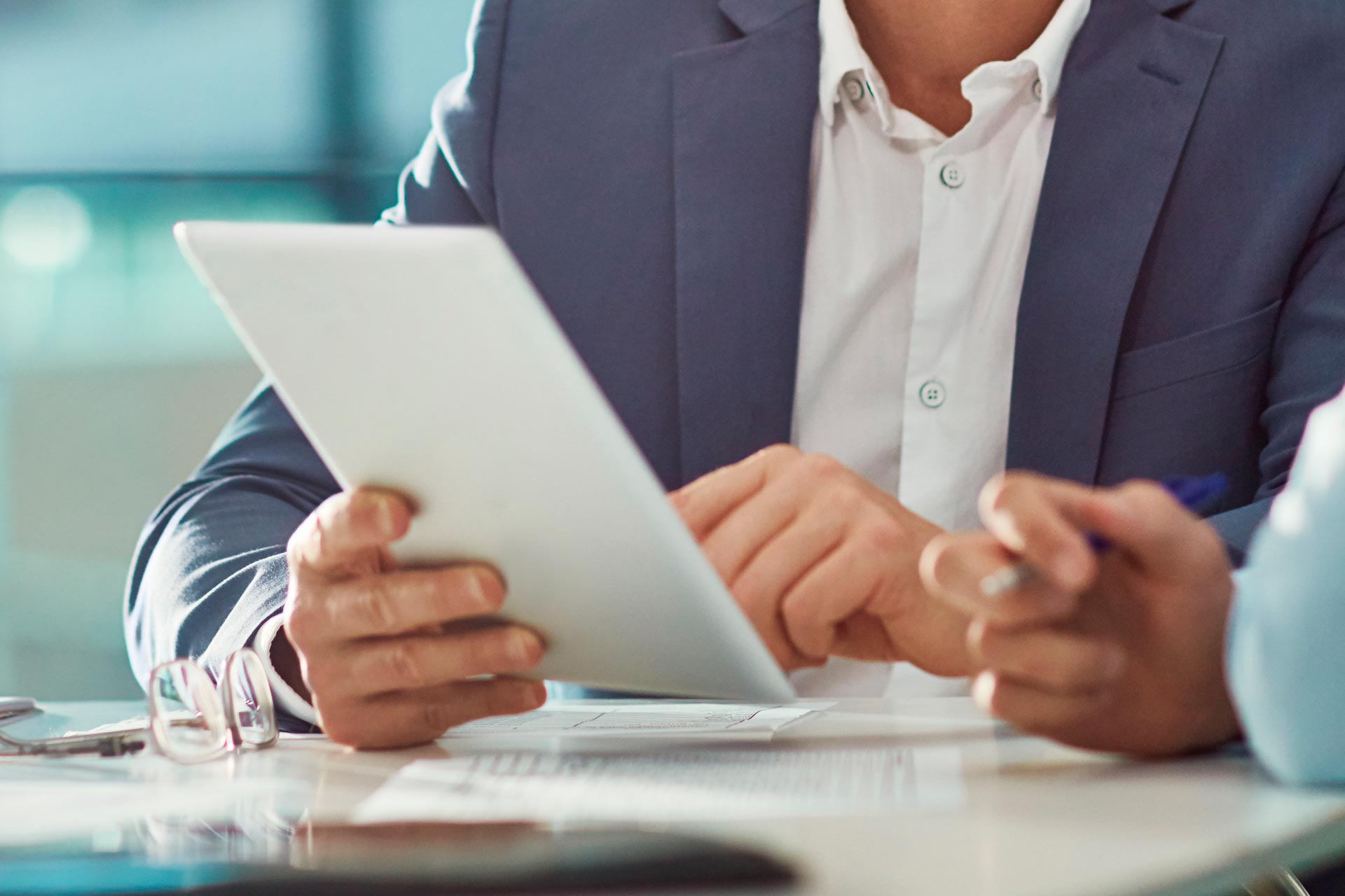 Чоловік з дозволом на проживання в Люксембурзі для самозайнятих демонструє бізнес-план