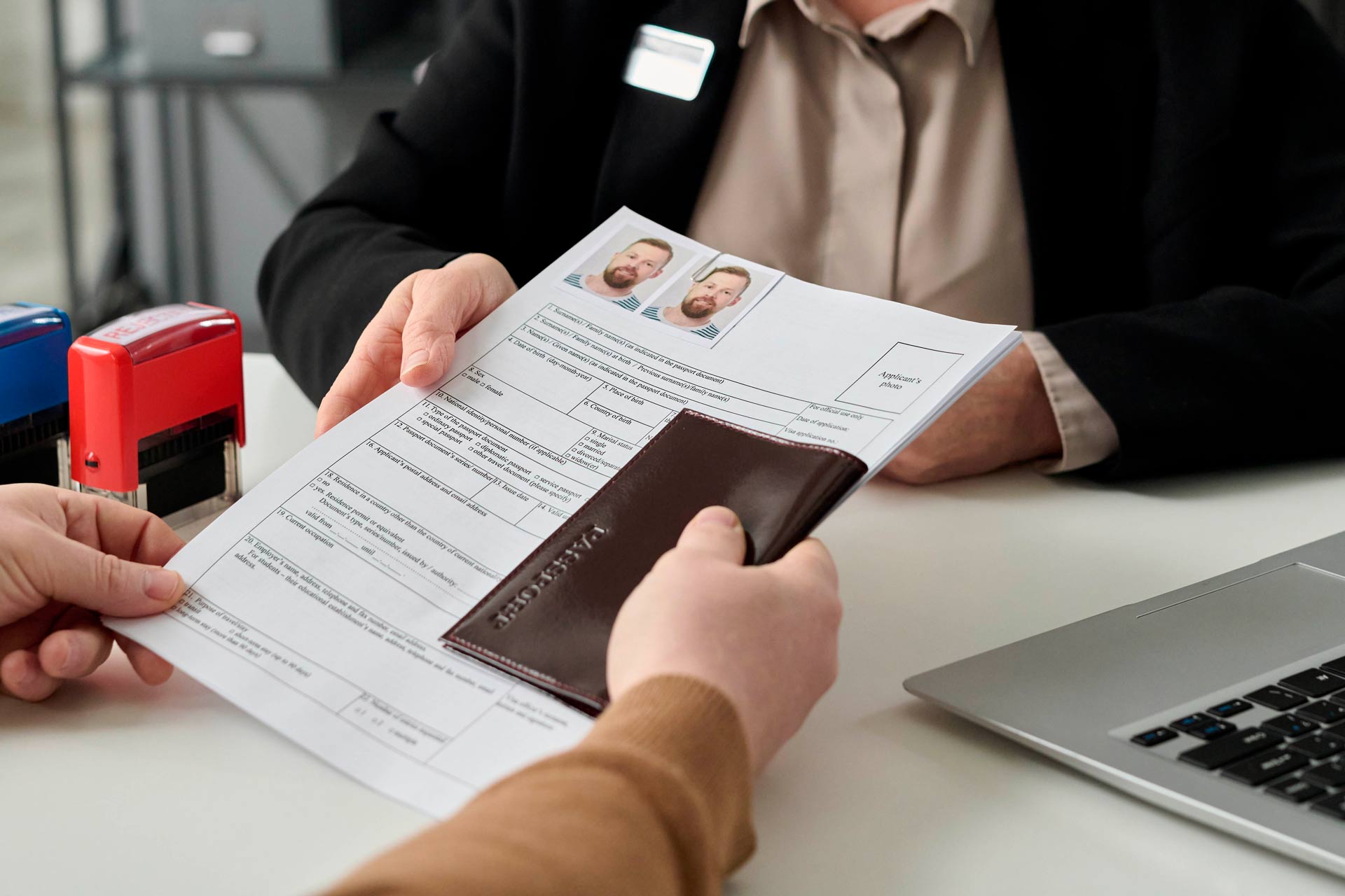 Чоловік подає документи для оформлення посвідки на проживання в Естонії