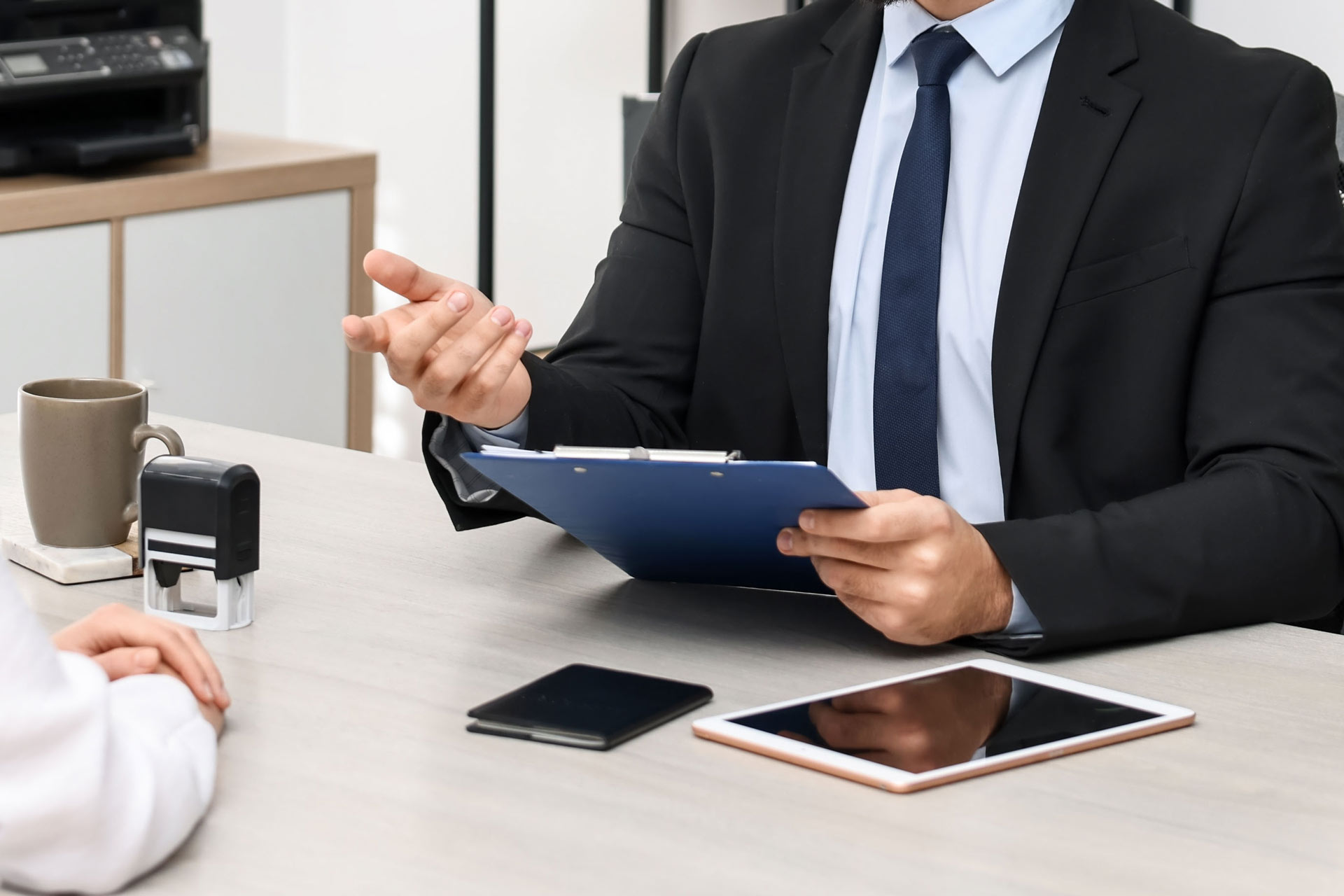 Дівчина подає документи для оформлення посвідки на проживання в Норвегії