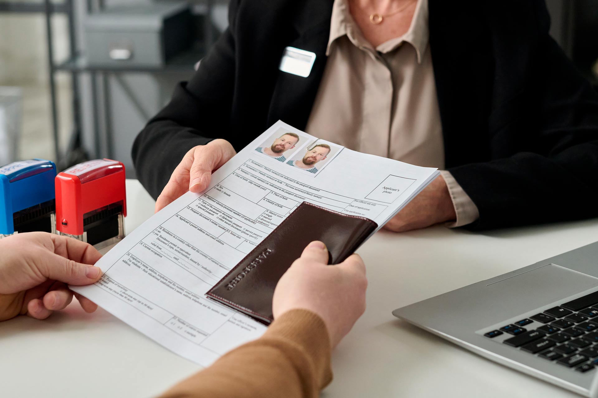 Чоловік подає документи для оформлення посвідки на проживання в Албанії