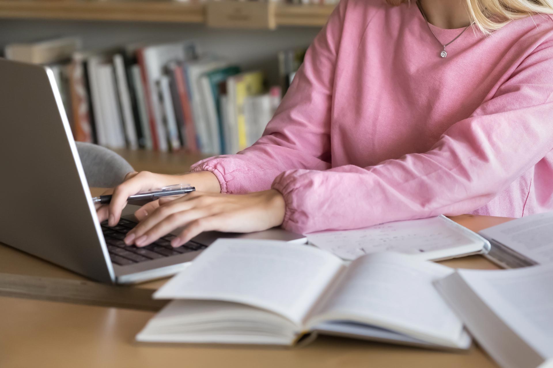 Дівчина отримала посвідку на проживання в Албанії через навчання в країні