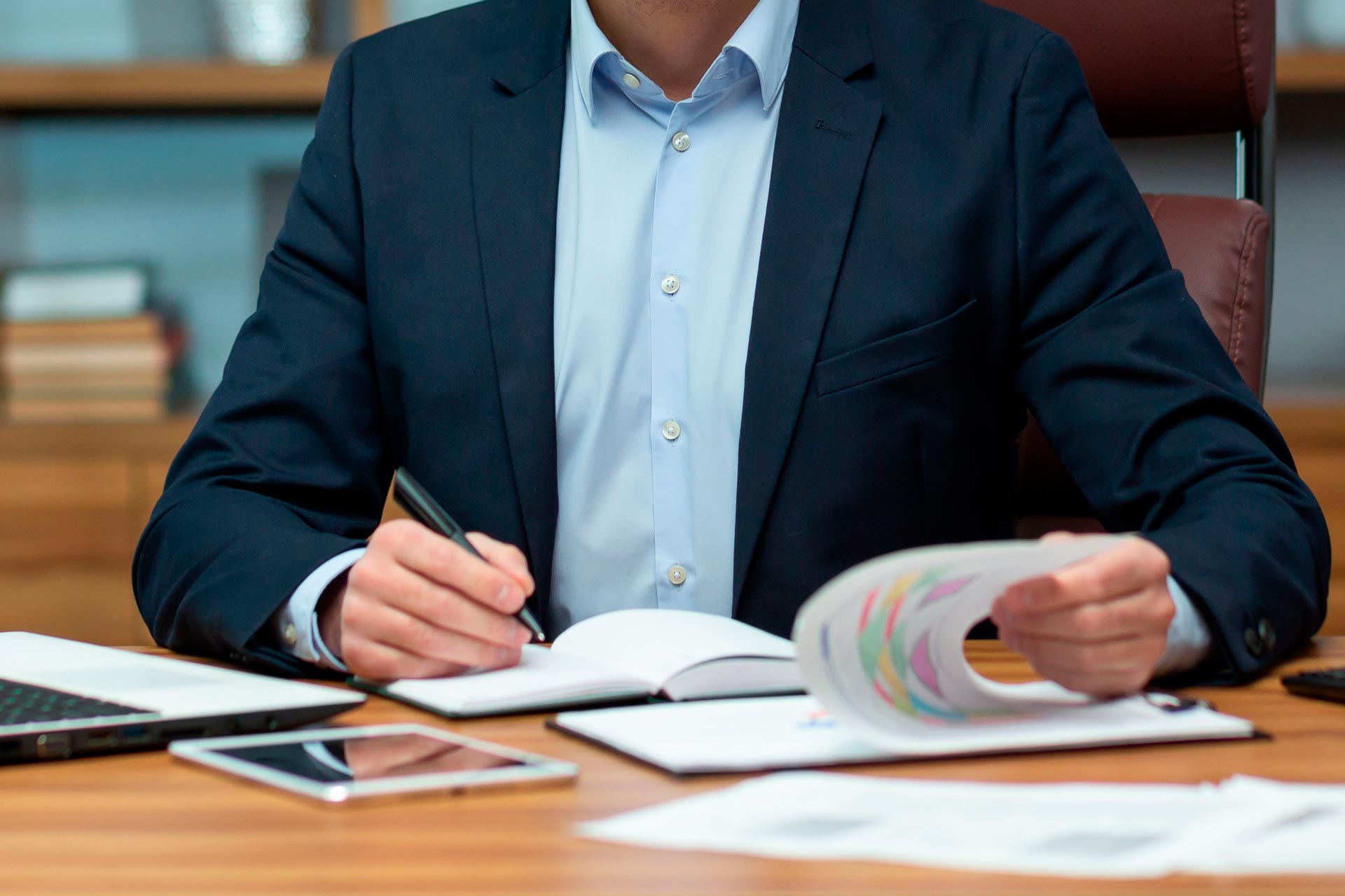 Чоловік отримав посвідку на проживання в Албанії через інвестиції в економіку країни